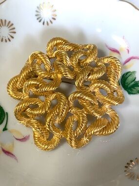 Gold Rope-Link Floral Brooch - Vintage-Inspired Statement Pin
